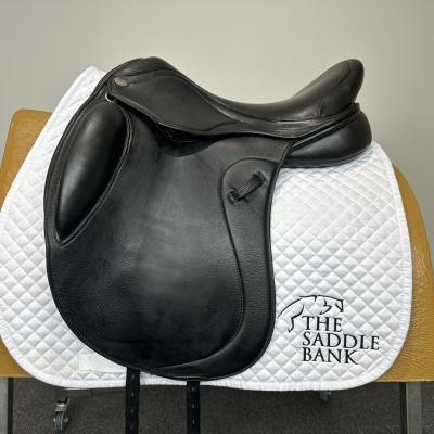 Image of 17.5 inch Winners Circle Dressage Black Medium Wide