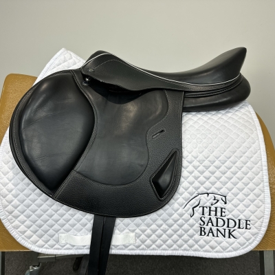 Image of 17.5 inch John Whitaker Rome Monoflap Jump Adjustable Gullet Black Adjustable